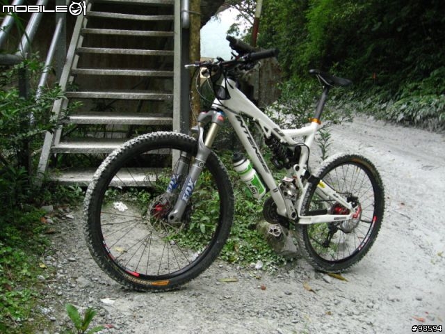 武荖坑林道適合闔家出遊，簡單OFF ROAD又可以玩水，還可以釣魚的地方。