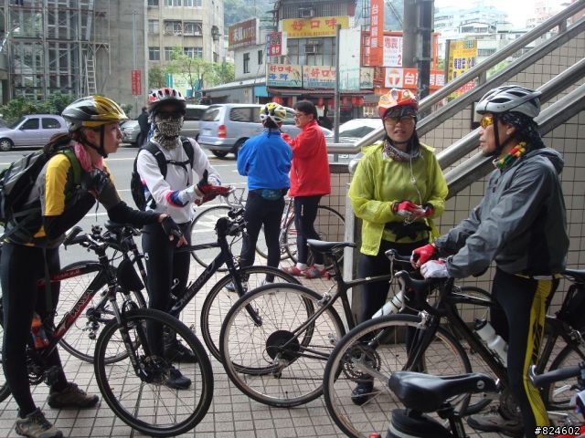 原本是石門水庫活魚吃很大行程, 卻變成老街小吃吃到飽之旅