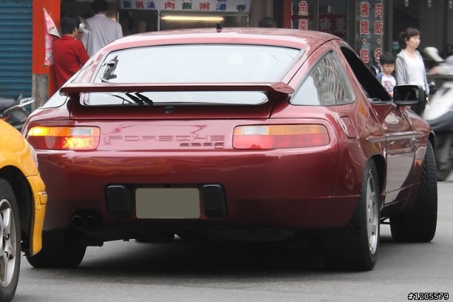 PORSCHE - 928S 4