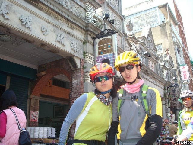 原本是石門水庫活魚吃很大行程, 卻變成老街小吃吃到飽之旅