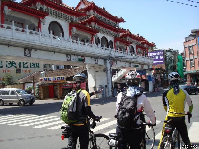 原本是石門水庫活魚吃很大行程, 卻變成老街小吃吃到飽之旅