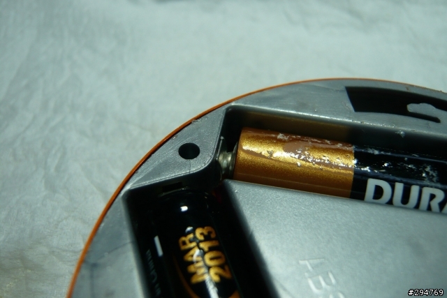 我的小夜燈被電池電解液侵蝕壞了