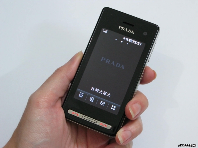 精品手機 PRADA II入荷，500 萬聰明時尚唯一選擇！