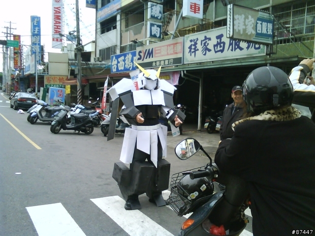 台灣那麼亂，地球防衛隊終於派.."鋼彈"出來維護和平了.. (有圖)