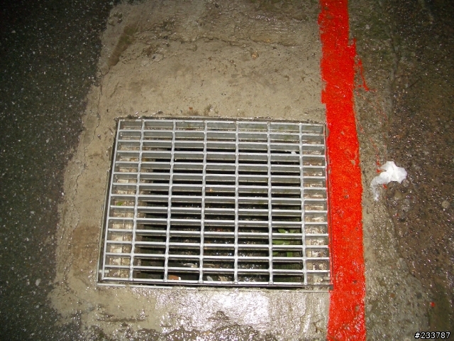 家後面有一個水溝蓋, 汽車壓過這個水溝蓋, 都會發出巨響, 要跟那個單位(住北市文山區)通報處理?