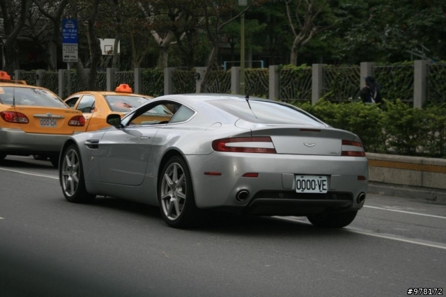 Aston Martin-Vantage