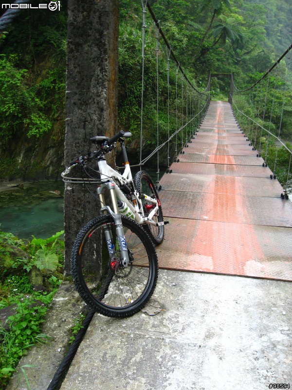 武荖坑林道適合闔家出遊，簡單OFF ROAD又可以玩水，還可以釣魚的地方。