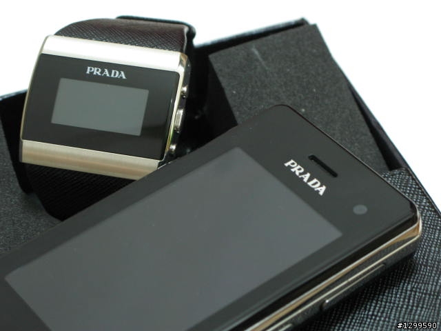 精品手機 PRADA II入荷，500 萬聰明時尚唯一選擇！