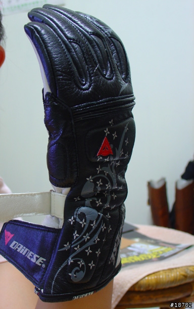遲了半年的閃光文 Dainese YU LADY女款雕花手套