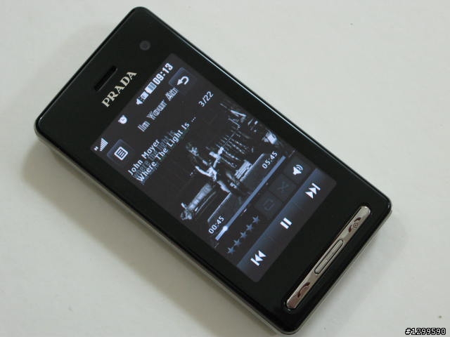 精品手機 PRADA II入荷，500 萬聰明時尚唯一選擇！