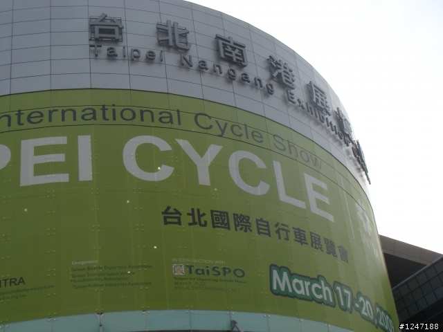 (分享)2009自行車展 新座墊及新手套 創意發明喔