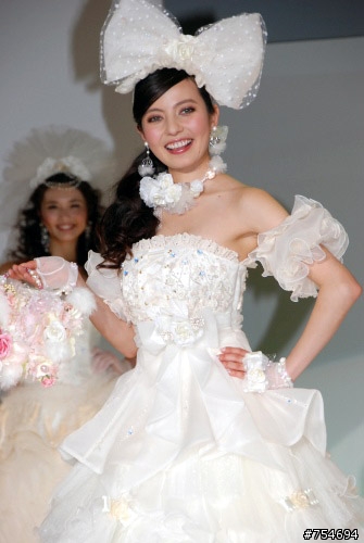 日本名模西山茉希和BECKY設計的婚紗禮服!親自示範走秀