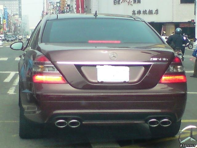 顏色不常見的 S CLASS (不知是 AMG LOOK or 正 AMG)
