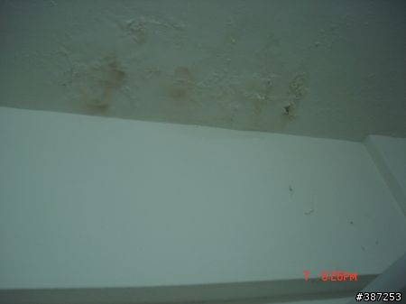 請問 天花板滲水 ,  有住戶在但都沒遇到, 房東可開門進去嗎9F (有附滲水圖) 。3/13更新。