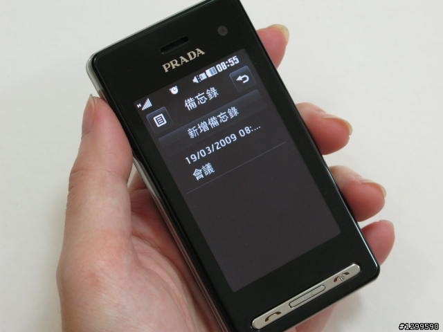 精品手機 PRADA II入荷，500 萬聰明時尚唯一選擇！