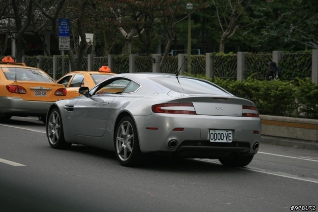Aston Martin-Vantage