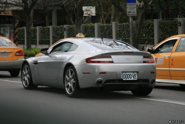 Aston Martin-Vantage