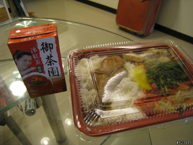 <平民福利社>39元便當NO.2，愛買現做便當開箱分享~!