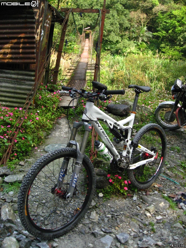 武荖坑林道適合闔家出遊，簡單OFF ROAD又可以玩水，還可以釣魚的地方。