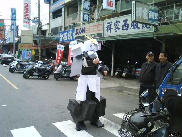 台灣那麼亂，地球防衛隊終於派.."鋼彈"出來維護和平了.. (有圖)