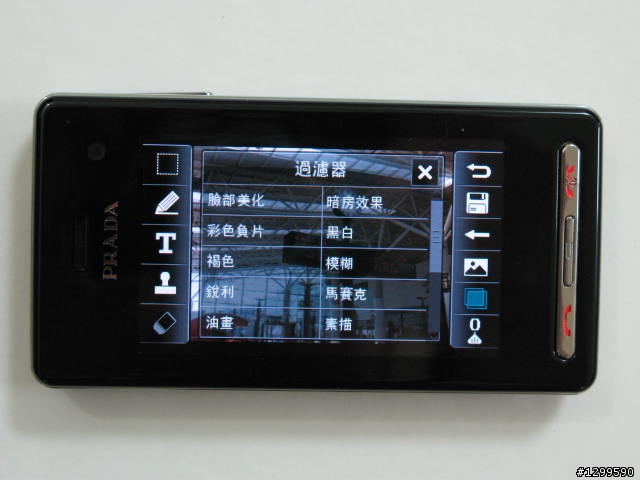 精品手機 PRADA II入荷，500 萬聰明時尚唯一選擇！