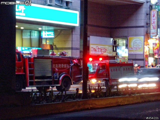 3月31日中和交流道往板橋方向發生火燒車事件 照片成像差請見諒