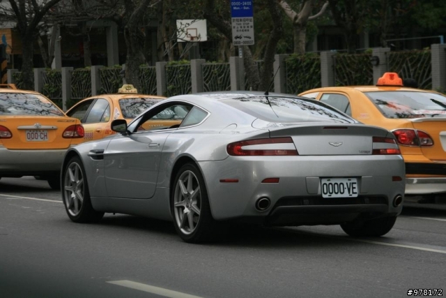 Aston Martin-Vantage