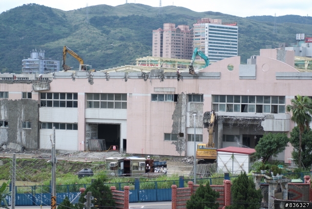 不解--新莊捷運總站廠房蓋的好好的幹麻還要拆掉