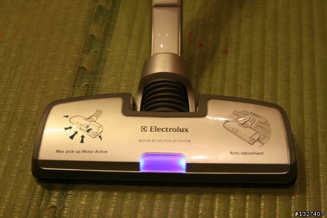 [分享] Electrolux 伊萊克斯 Z-8240 無袋式吸塵器