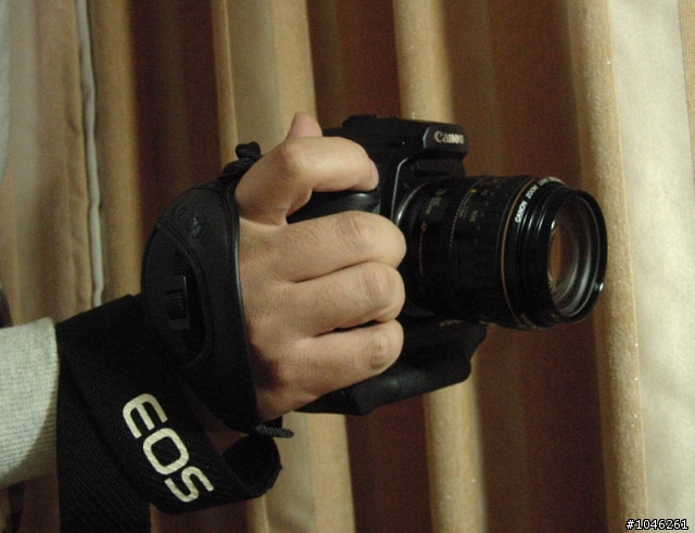 [分享]Canon E1腕帶的標準安裝方法及使用心得