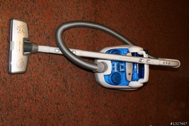 [分享] Electrolux 伊萊克斯 Z-8240 無袋式吸塵器