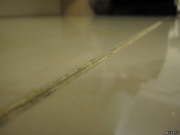 拋光石英磚空鼓"膨共"解救法－填膠大作戰......累人....下次不敢了