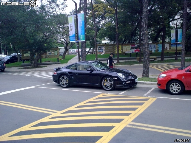 [分享]校園內出現的名車?
