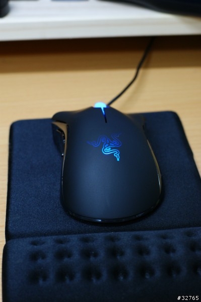 不專業[開箱]Razer DeathAdder 1800dpi 奎蛇藍光雷射光學滑鼠 補上 Zowie P-RF鼠墊