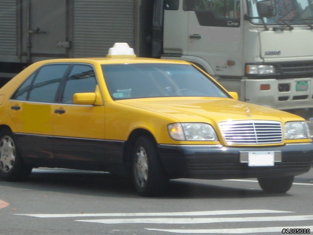 這部"小"黃的油錢..應該.....很貴!