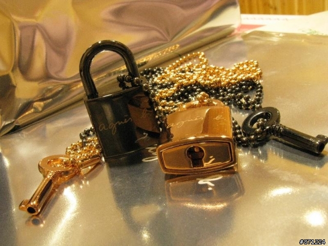 [分享]給彼此的小禮物..agnes b金屬鎖頭項鍊..