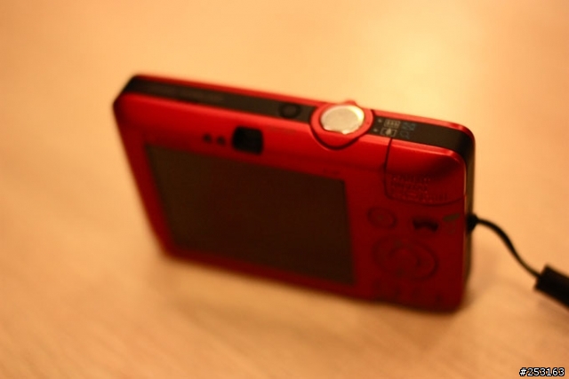 (分享) Canon IXUS 100IS 誰說Canon不懂時尚