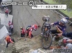 真是一路（靠北）騎路不見了坍塌