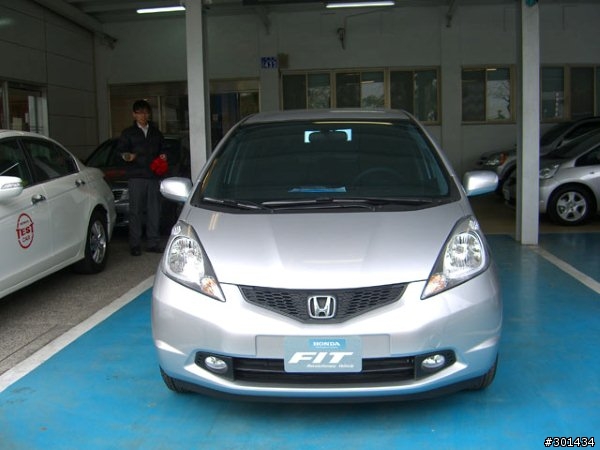 停產已久的 March 出現在街頭 仍然會吸引我的目光---雖然我已經是Fit的車主了