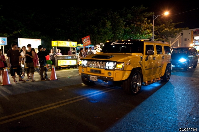 春吶牛馬逛墾丁大街