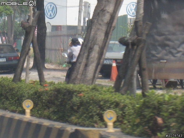 【有圖有真相】警察知法犯法.不戴安全帽