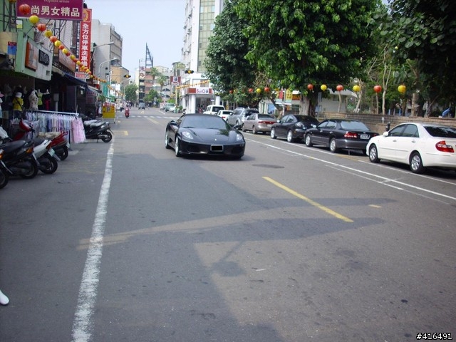前天在高雄拍到的 黑色的 Ferrari F430