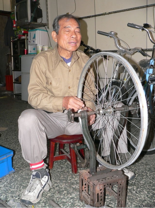 度節騎車益斯文  懷念熄燈老車店