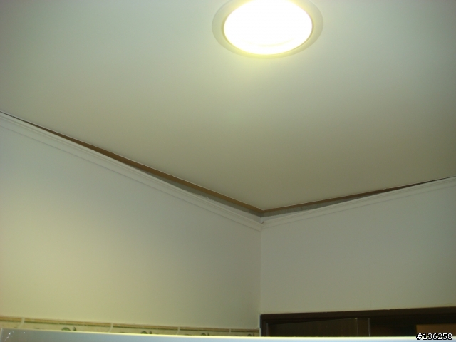 [請益]這是要用釘的還是黏的