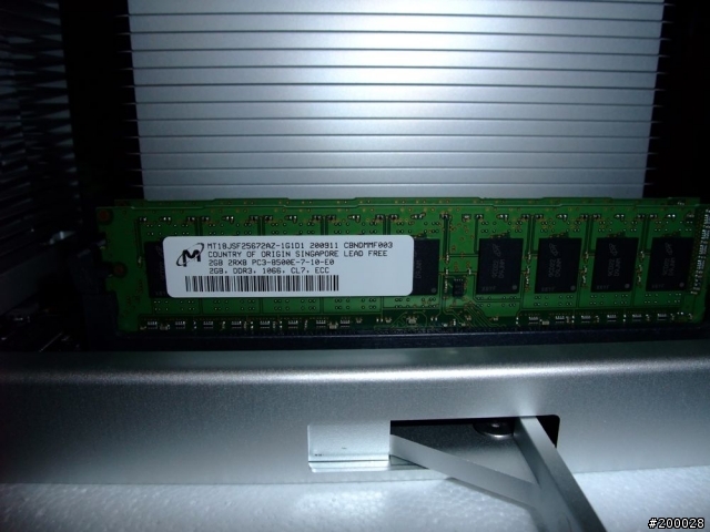 定製的MACPRO扛回來了。上開箱圖啦！嘻嘻
