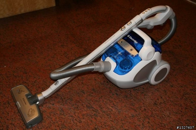 [分享] Electrolux 伊萊克斯 Z-8240 無袋式吸塵器