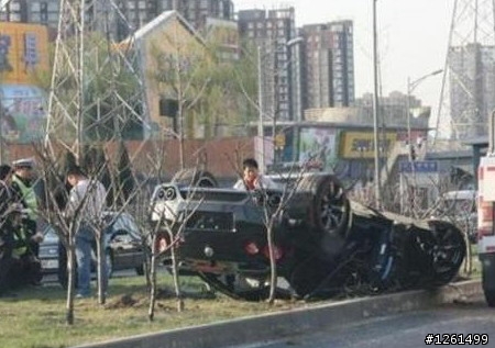 拍到北京一部NISSAN小車翻車。。。。
