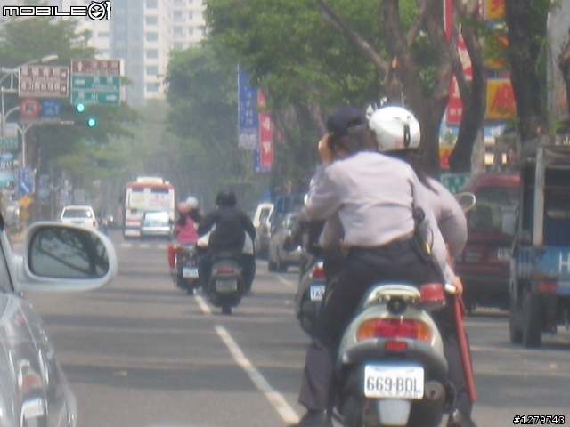 【有圖有真相】警察知法犯法.不戴安全帽