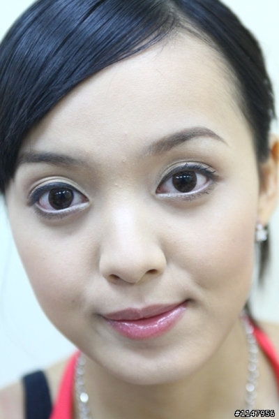 [分享] 春夏流行彩妝教學:自然妝感美人