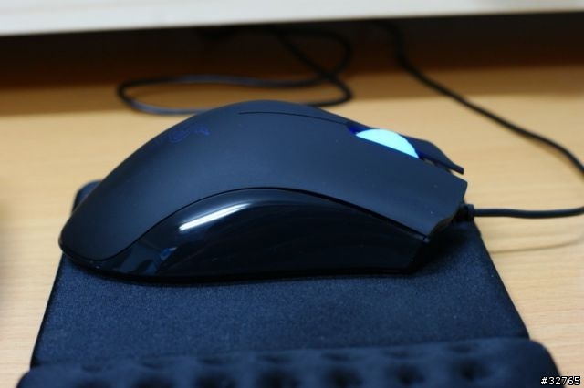 不專業[開箱]Razer DeathAdder 1800dpi 奎蛇藍光雷射光學滑鼠 補上 Zowie P-RF鼠墊